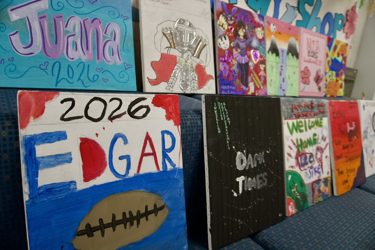 HybridPrep's tweet photo. Our Shark Rays created amazing canvas paintings representing the high schools they’ll soon call home. 🎓

A creative way to celebrate how far they’ve come and the exciting journey ahead. So proud of our Class of 2026 Shark Rays! 💙🦈 #sharkrayfamily #teamsharkrays https://t.co/d8bBIyTXuS