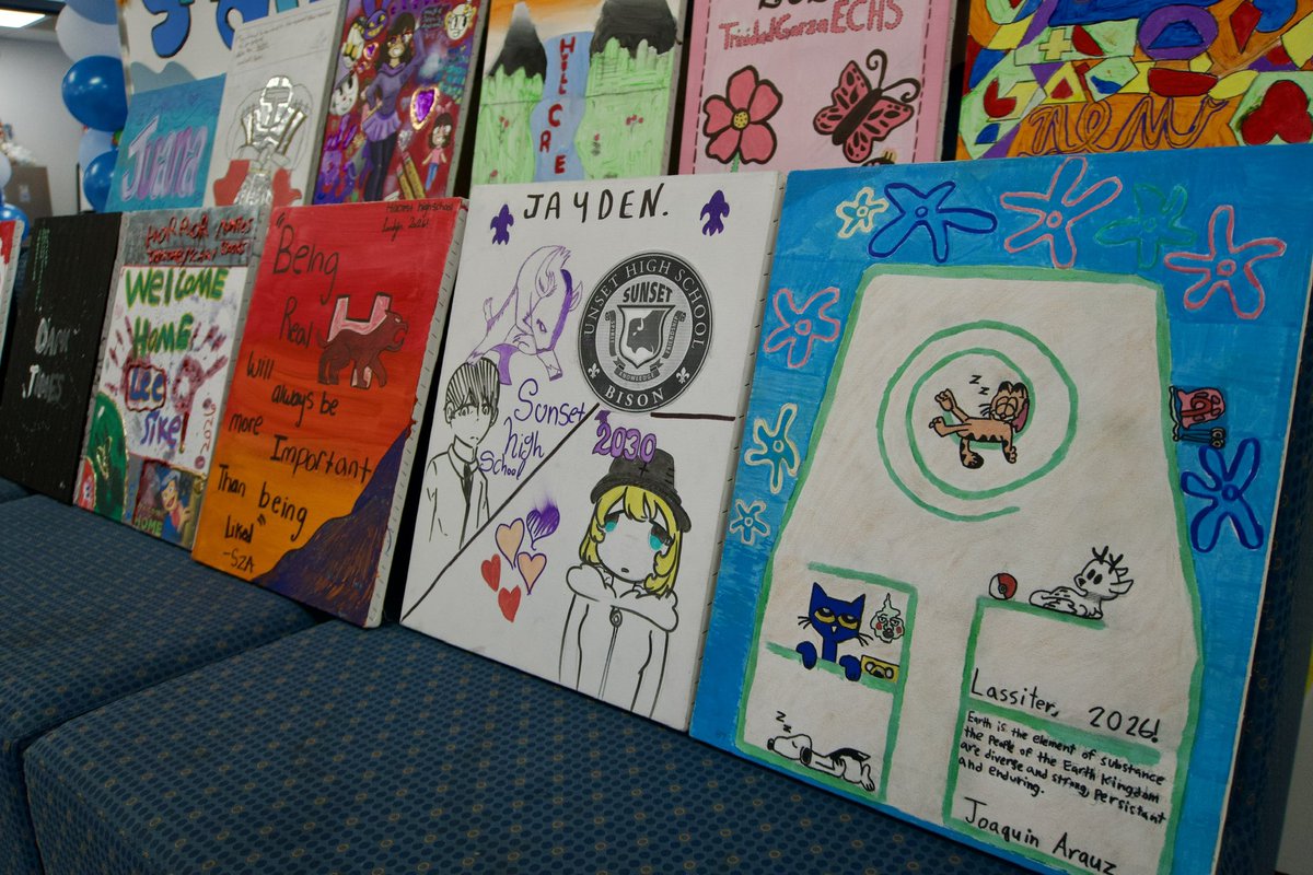 HybridPrep's tweet photo. Our Shark Rays created amazing canvas paintings representing the high schools they’ll soon call home. 🎓

A creative way to celebrate how far they’ve come and the exciting journey ahead. So proud of our Class of 2026 Shark Rays! 💙🦈 #sharkrayfamily #teamsharkrays https://t.co/d8bBIyTXuS