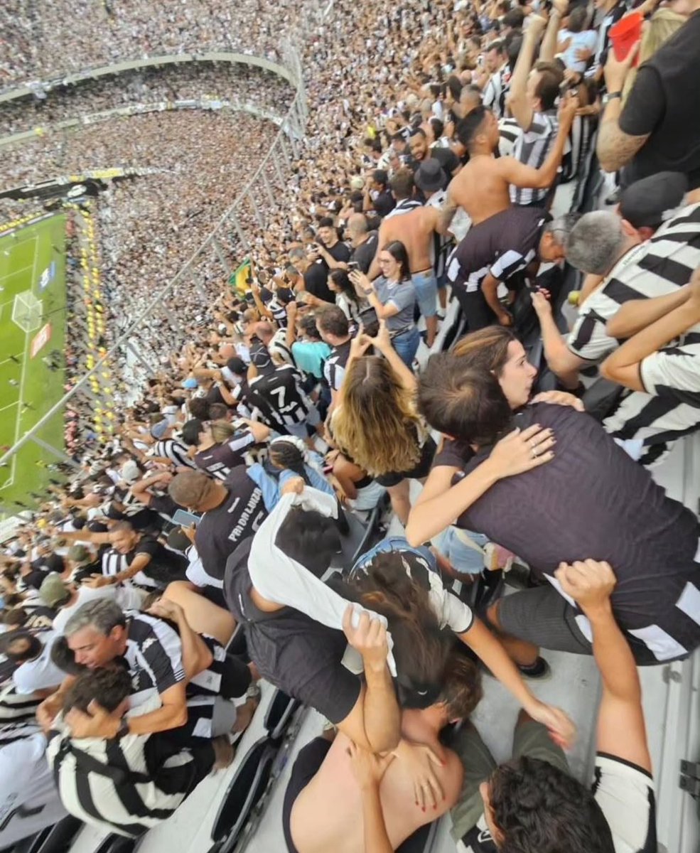 chikohenriques's tweet photo. Só quem viveu esse dia consegue explicar o sentimento.. para quem tava no estádio então deve ter sido mágico https://t.co/miNs6vGKHL