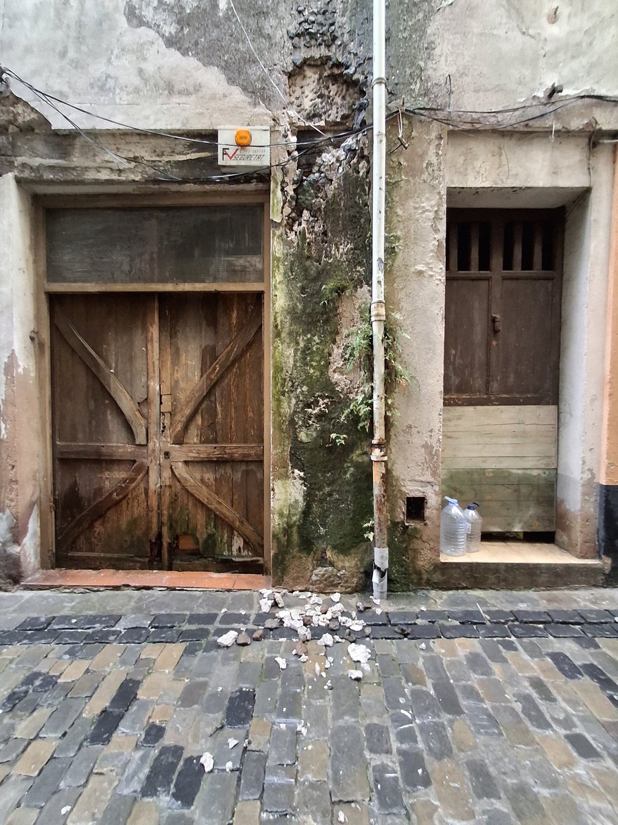 SisuCC's tweet photo. Doncs potser sí que és veritat que tenim inseguretat al barri (Nucli antic Olot) , algun dia ens caurà una casa pel cap.
@Olotuit
@CUPOlot https://t.co/tfXPKeIgGW
