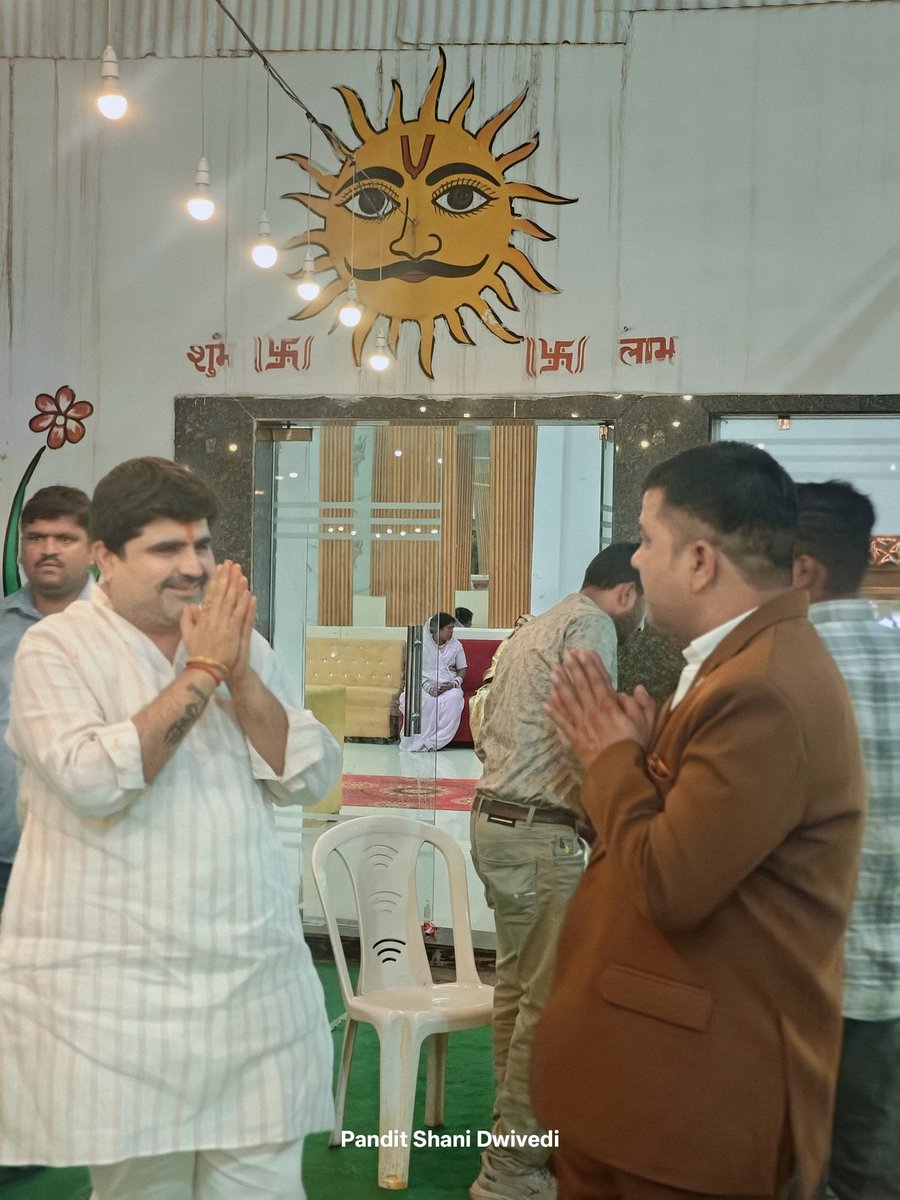 panditratnakar's tweet photo. आज रात्रि तेजा पैलेस में श्री वीरू यादव जी की भांजी के शुभ विवाह अवसर पर शामिल होकर अपनी शुभकामनाएं दी ,
#shdi #viral #post #ShivaChaturvedi https://t.co/I6yqewI41Y