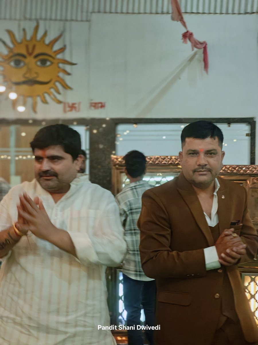 panditratnakar's tweet photo. आज रात्रि तेजा पैलेस में श्री वीरू यादव जी की भांजी के शुभ विवाह अवसर पर शामिल होकर अपनी शुभकामनाएं दी ,
#shdi #viral #post #ShivaChaturvedi https://t.co/I6yqewI41Y