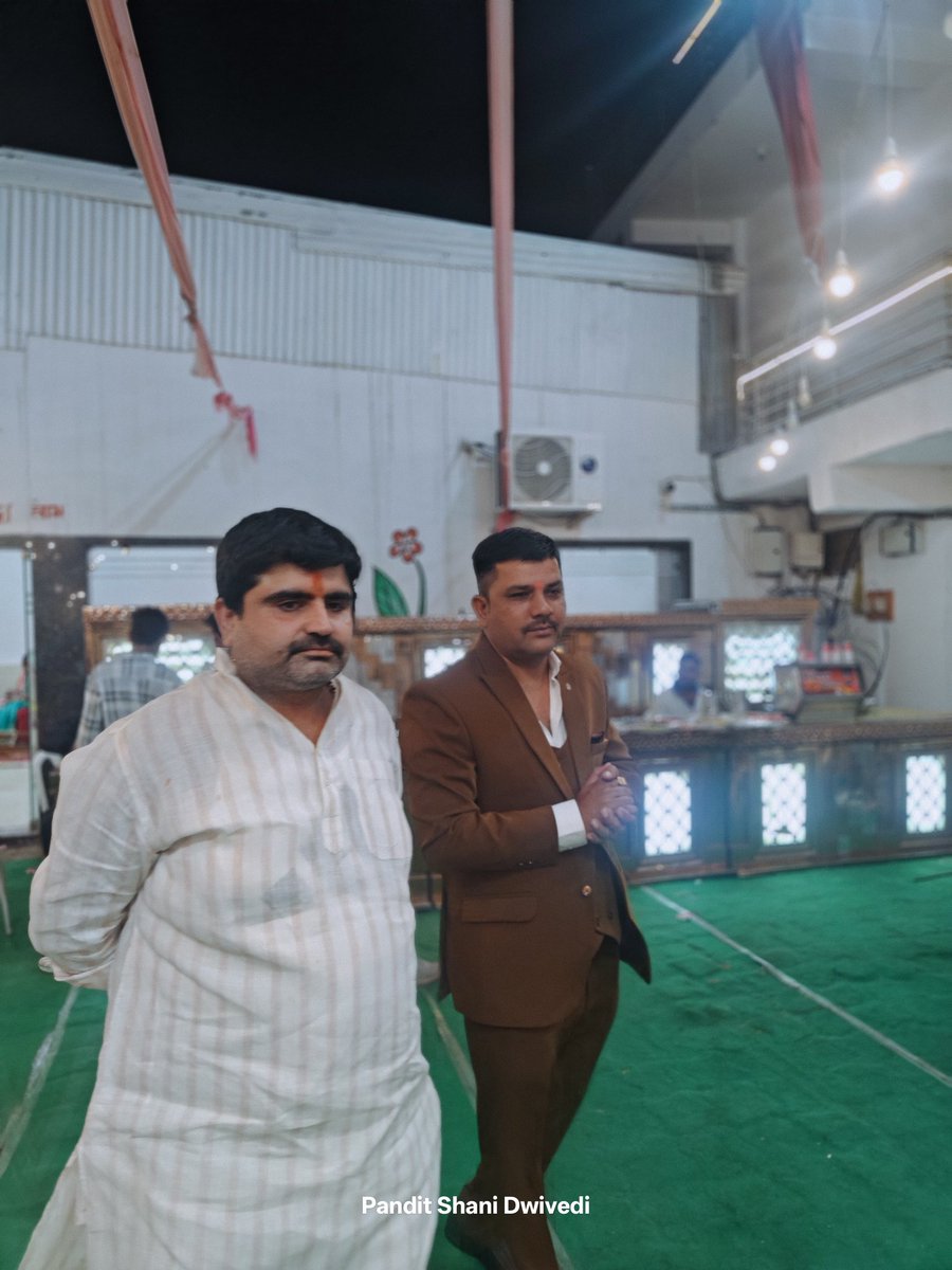 panditratnakar's tweet photo. आज रात्रि तेजा पैलेस में श्री वीरू यादव जी की भांजी के शुभ विवाह अवसर पर शामिल होकर अपनी शुभकामनाएं दी ,
#shdi #viral #post #ShivaChaturvedi https://t.co/I6yqewI41Y