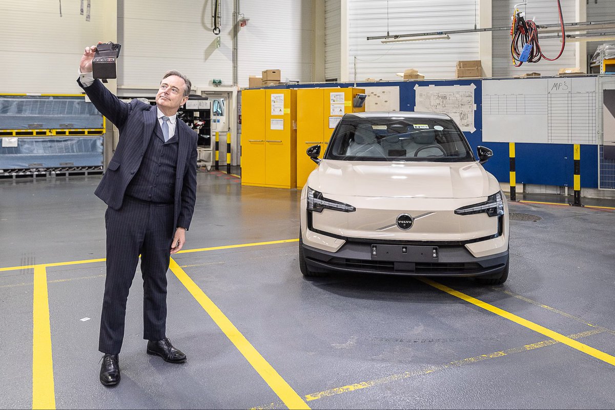 vereeck's tweet photo. Minister @JanJambon geeft toe dat #Programmawet ploegen- en nachtarbeid duurder maakt.
Versoepeling van ploeg- en nachtarbeid geldt voor logistieke sector, niet voor maakindustrie.
Daarom zoeken Jambon en #taskforce nog tegenmaatregelen voor #VolvoGent dat dreigt te verdwijnen. https://t.co/DuePwIOcty