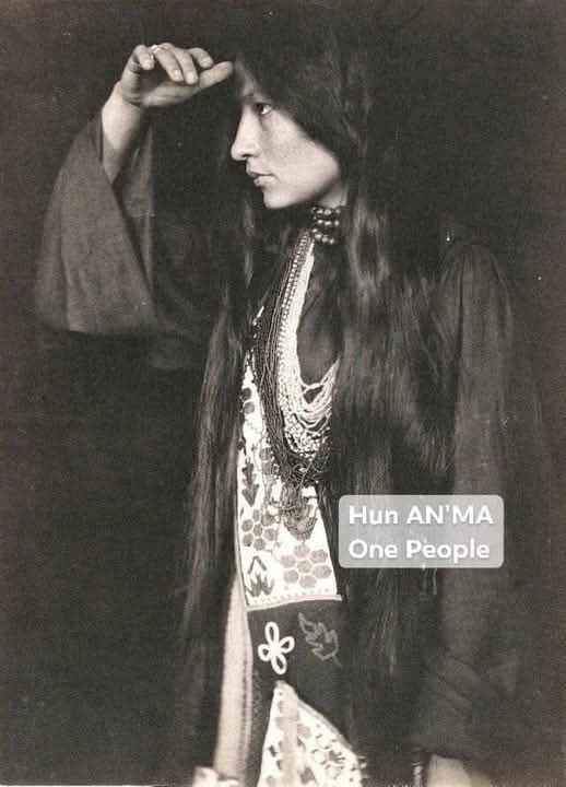 alaska_godosiyo's tweet photo. Zitkala Sa, first Native Woman to write an opera 1898. ❤ https://t.co/sNMCoGnkUu