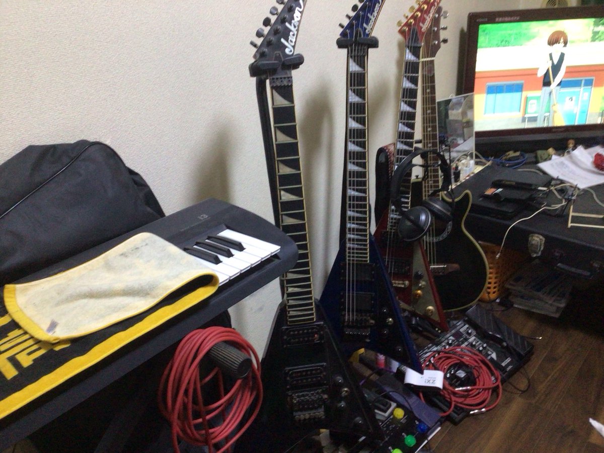 kicsey's tweet photo. 前も言ったけどw
この黒ギターって、後ろの青ギター赤ギター足しての値段w
しかも、30年前に一番最初にv購入。
15年以上最前線で弾いてボコボコに壊れた！
修理費高いのだが、いつしか治そうと所有してる！
ぜってー治すw https://t.co/9KqQqg49iB