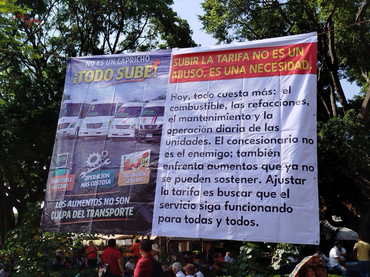 Columna_Digital's tweet photo. Choferes y concesionarios del transporte público protestaron en la explanada General Emiliano Zapata para exigir un ajuste en la tarifa mínima del pasaje.

⚠️ Adverten que, de no llegar a un acuerdo, instalarán un plantón permanente.

#Morelos #TransportePúblico #Cuernavaca https://t.co/cNi4Kb3RUR