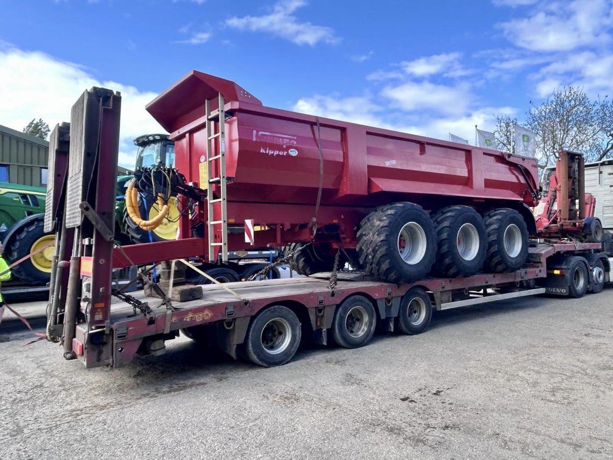 DoubledayGroup's tweet photo. Now that’s a whopper of a trailer!! 💪
This Krampe SK750 arrived at the yard today and has already got a new home waiting for its arrival. With a capacity of approx 30T someone’s going to need a lot of dirt to fill it!
#DoubledayGroup #Krampe #Agriculture https://t.co/BejQAl5Jw9