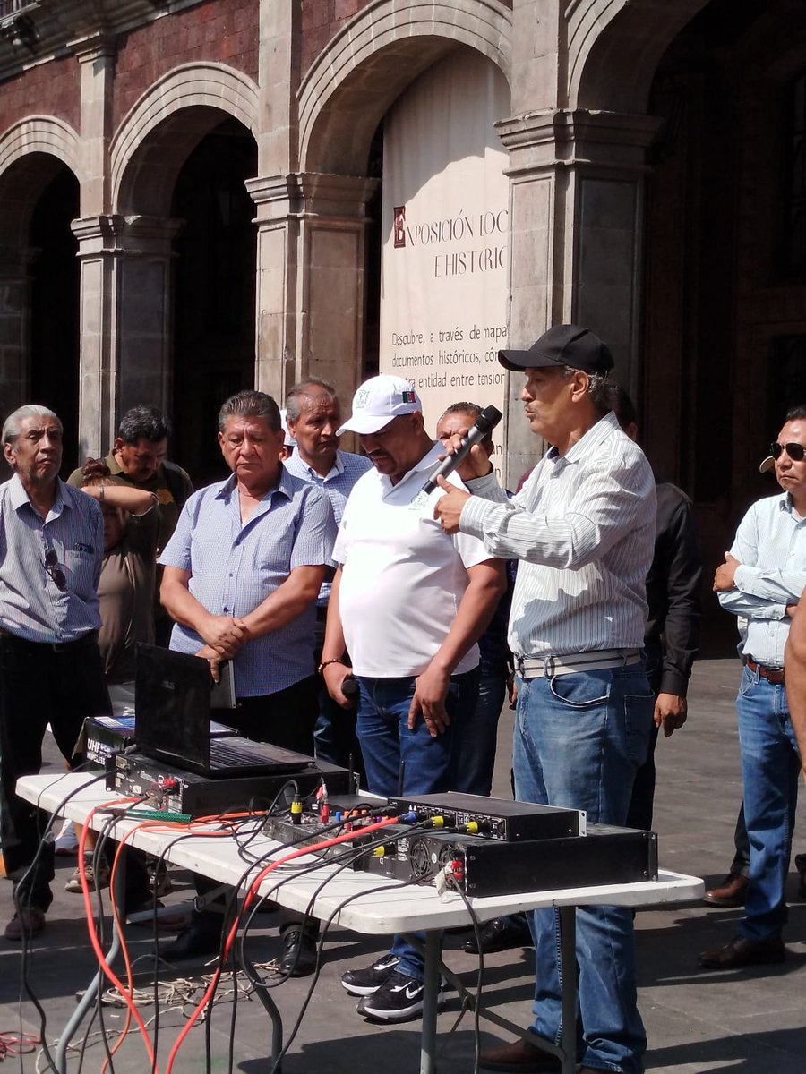 Columna_Digital's tweet photo. Choferes y concesionarios del transporte público protestaron en la explanada General Emiliano Zapata para exigir un ajuste en la tarifa mínima del pasaje.

⚠️ Adverten que, de no llegar a un acuerdo, instalarán un plantón permanente.

#Morelos #TransportePúblico #Cuernavaca https://t.co/cNi4Kb3RUR
