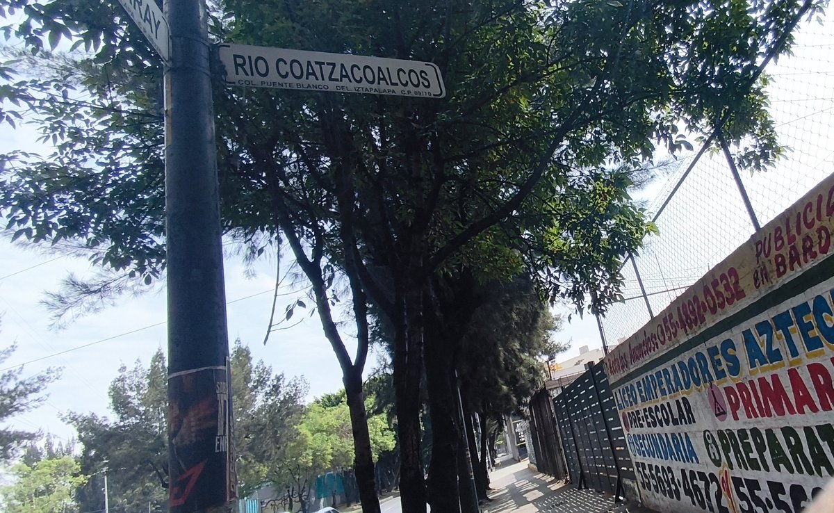 rowhman8673's tweet photo. @UCS_GCDMX @Alc_Iztapalapa  Es permisible que cierren el paso de una calle pública? Esto sucede en Canal de Garay y calle Rio Cuatzacoalcos, Puente Blanco, Iztapalapa. https://t.co/fPazFbWp47