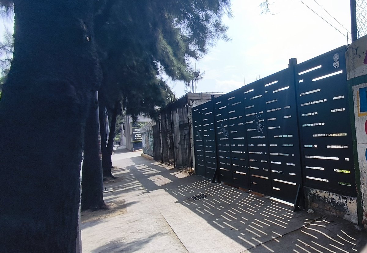 rowhman8673's tweet photo. @UCS_GCDMX @Alc_Iztapalapa  Es permisible que cierren el paso de una calle pública? Esto sucede en Canal de Garay y calle Rio Cuatzacoalcos, Puente Blanco, Iztapalapa. https://t.co/fPazFbWp47