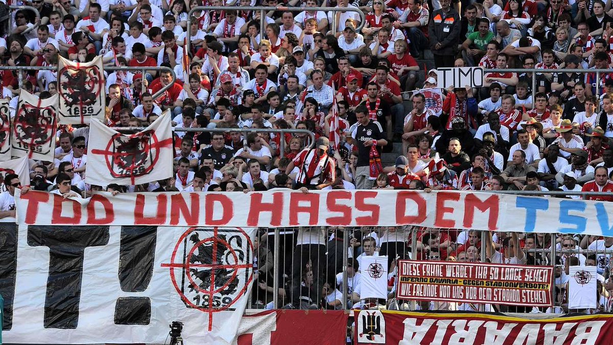 ⚔️ Um funcionário do FC Bayern (um oficial de ligação com torcedores ...