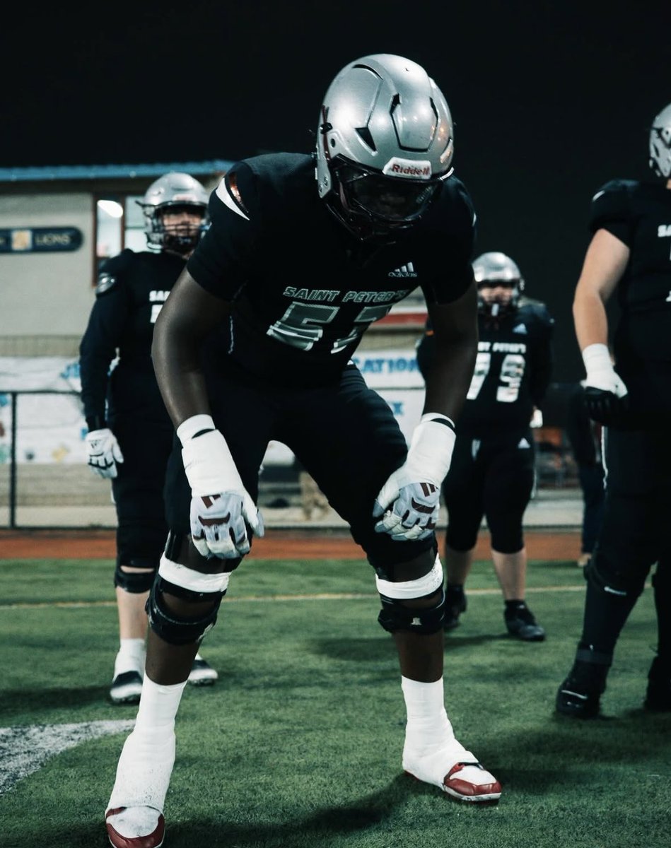CFBGuy999's tweet photo. 5⭐️ OT Oluwasemilore Olubobola is the #3 OT in the class of 2027

As an offensive lineman, there is only one place to be, and that’s OLU

#GoIrish ☘️ https://t.co/Dz9MF6voEq