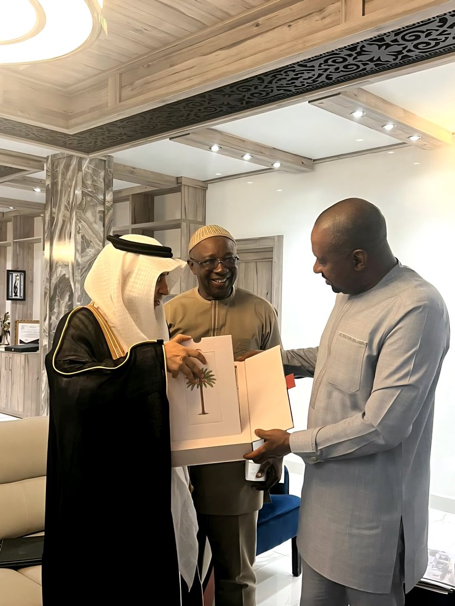 Ksaembassysl's tweet photo. التقى سعادة سفير خادم الحرمين الشريفين لدى جمهورية سيراليون الأستاذ سعود آل مساعد، فخامة نائب رئيس جمهورية سيراليون السيد Mohamed Juldeh Jalloh، اليوم الثلاثاء، حيث جرى بحث سبل تعزيز العلاقات الثنائية والتعاون المشترك بين البلدين الصديقين في مختلف المجالات وسبل تطويرها.
🇸🇦🤝🇸🇱 https://t.co/ue6Af8LFxY