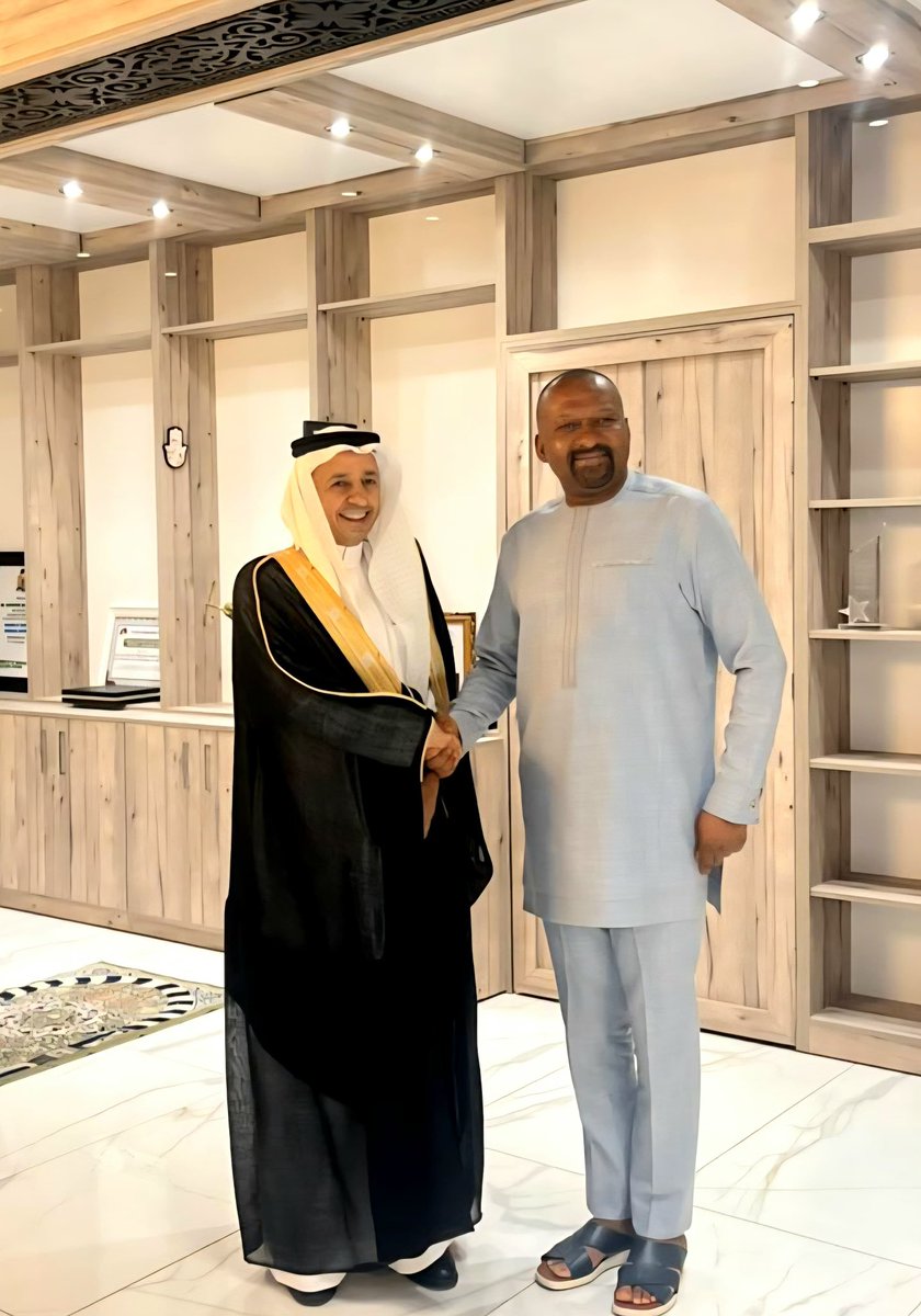 Ksaembassysl's tweet photo. التقى سعادة سفير خادم الحرمين الشريفين لدى جمهورية سيراليون الأستاذ سعود آل مساعد، فخامة نائب رئيس جمهورية سيراليون السيد Mohamed Juldeh Jalloh، اليوم الثلاثاء، حيث جرى بحث سبل تعزيز العلاقات الثنائية والتعاون المشترك بين البلدين الصديقين في مختلف المجالات وسبل تطويرها.
🇸🇦🤝🇸🇱 https://t.co/ue6Af8LFxY