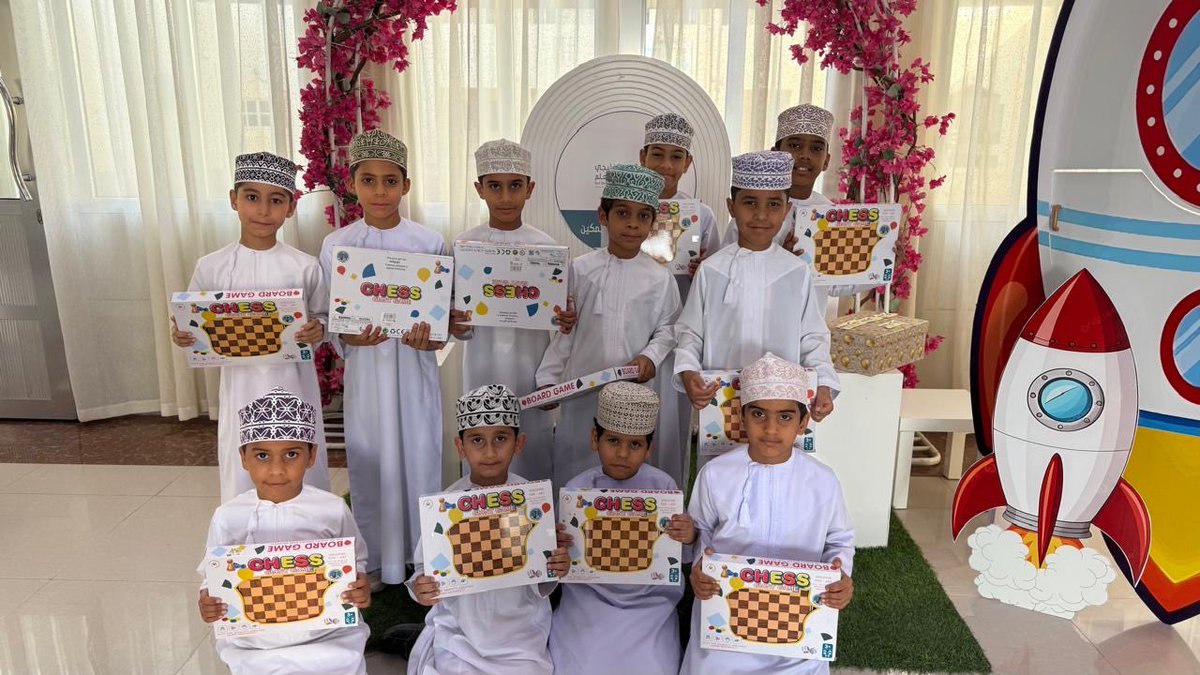 EduGovSbt3332's tweet photo. كرمت الاستاذه أسماء البلوشية والاستاذه فاطمة النوفلية الطلاب الفائزين ضمن المبادرة الأخلاقيه 

مبادرة (نشارك-ننجز-نلتزم)

 #فعاليات_تعليمية_جنوب_الباطنة https://t.co/IoNkxcjWN0
