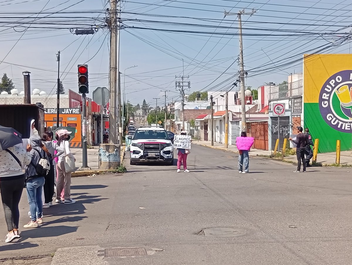 dapeflo40's tweet photo. Varias personas mantienen cerrada la circulación en el cruce de la Av. 105 Poniente y calle 3 Sur. En zona de Loma Bella. https://t.co/ltnCoFABYv