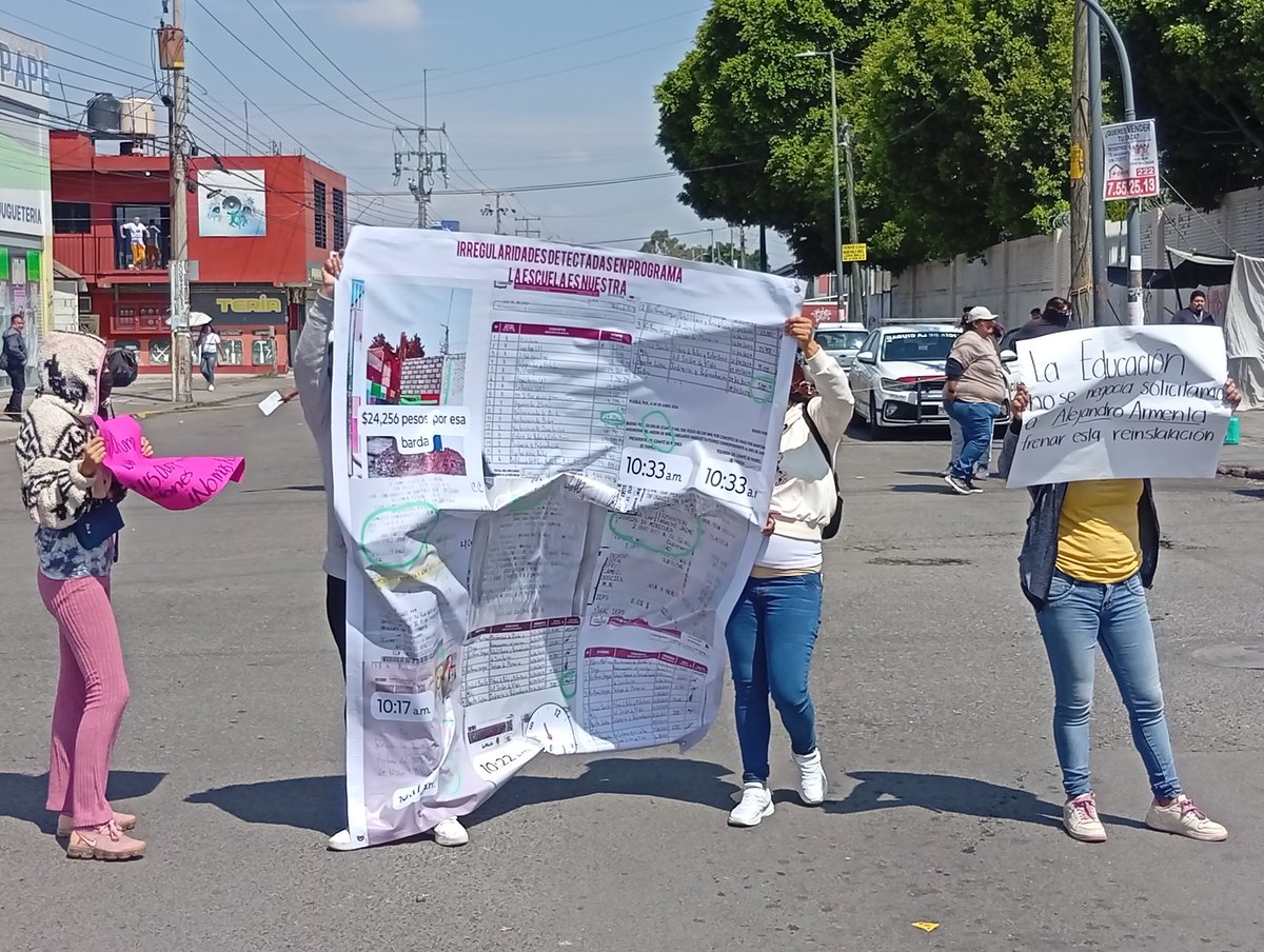 dapeflo40's tweet photo. Varias personas mantienen cerrada la circulación en el cruce de la Av. 105 Poniente y calle 3 Sur. En zona de Loma Bella. https://t.co/ltnCoFABYv