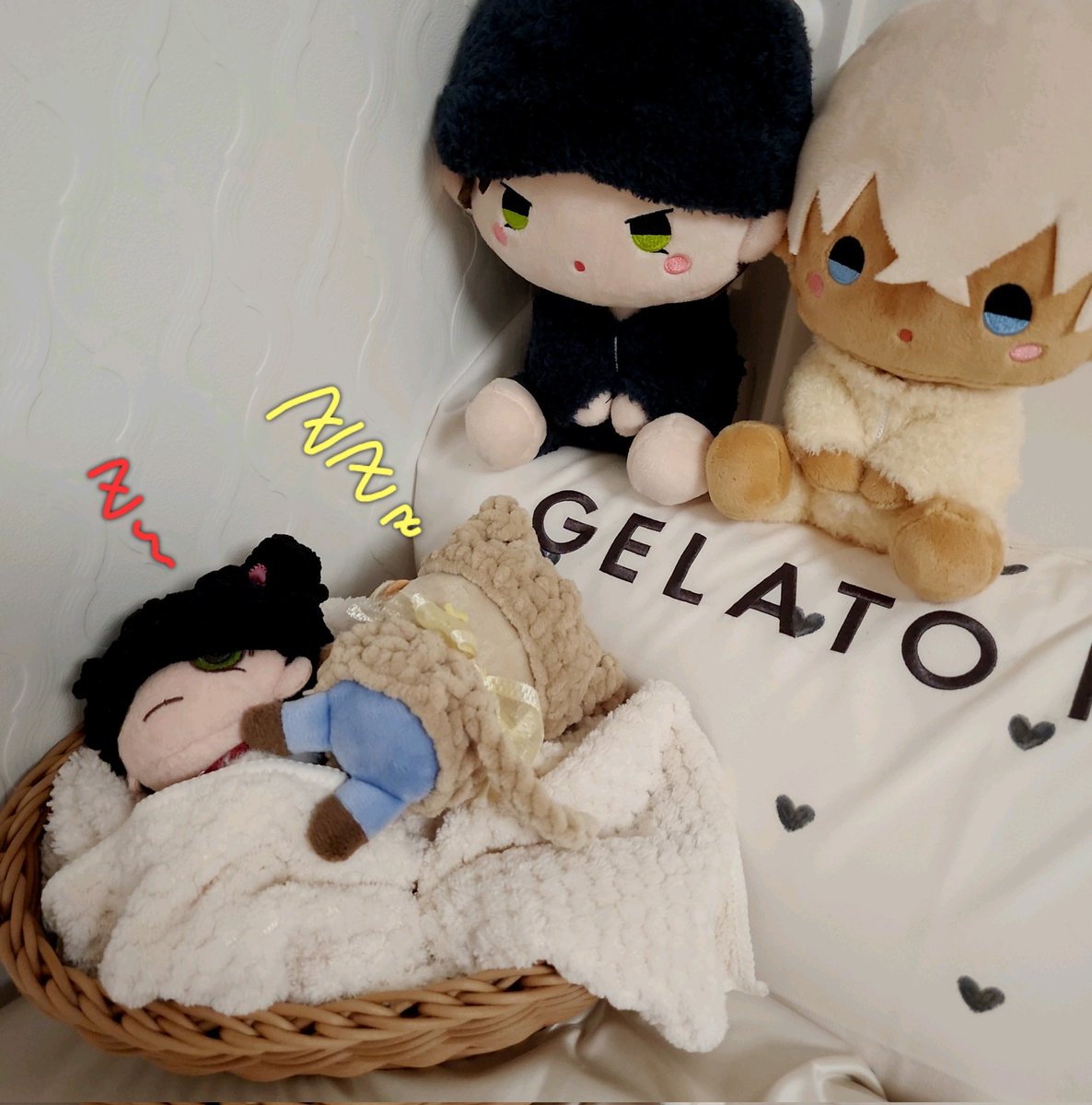 amiji_3's tweet photo. G.Wあたりからずっとバタバタしちゃってぬいちゃんと戯れてないから癒やしが足りてない～🥲
と思ってねこぬーちゃんたちの寝てるとこ見て癒しをもらいました✨

あむ｢あむのすきなせんべいは～…うめざらめ！｣
あむぬーちゃん寝相わるすぎですね🤭💓そして寝言がお煎餅🍘の好み🤣 https://t.co/FfVqFmqaob