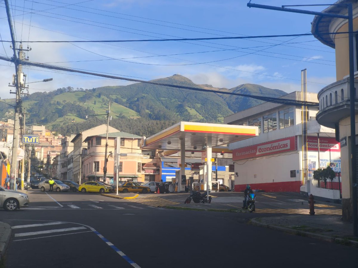 fabriciovelav's tweet photo. En el comentario de hoy en A Primera Hora advertía que alguien miente, porque el Gobierno la víspera hablaba de especulación como antesala al aumento del precio de las gasolinas, mientras los comercializadores insistían en que no estaban recibiendo combustible y por eso la escasez.

Bueno, hoy, con nuevo precio (14 centavos más por galón de Diésel, Extra y Ecopais, y 21 centavos el precio sugerido de la Súper), los problemas continúan.

Se mantienen las filas en las gasolineras que tienen combustible, en otras no hay Extra, y en otras no tienen nada y permanecen cerradas.

Es decir, la situación NO es normal, y a esta hora es claro que las gasolineras no cuentan con stock para abastecer la demanda.

El Gobierno, con absoluta honestidad, debe explicar qué está pasando. Vale la pena recordar que el viernes la ARCH admitió que había retrasos en el transporte de combustibles.

¿Van a seguir negando que hay desbastecimiento?