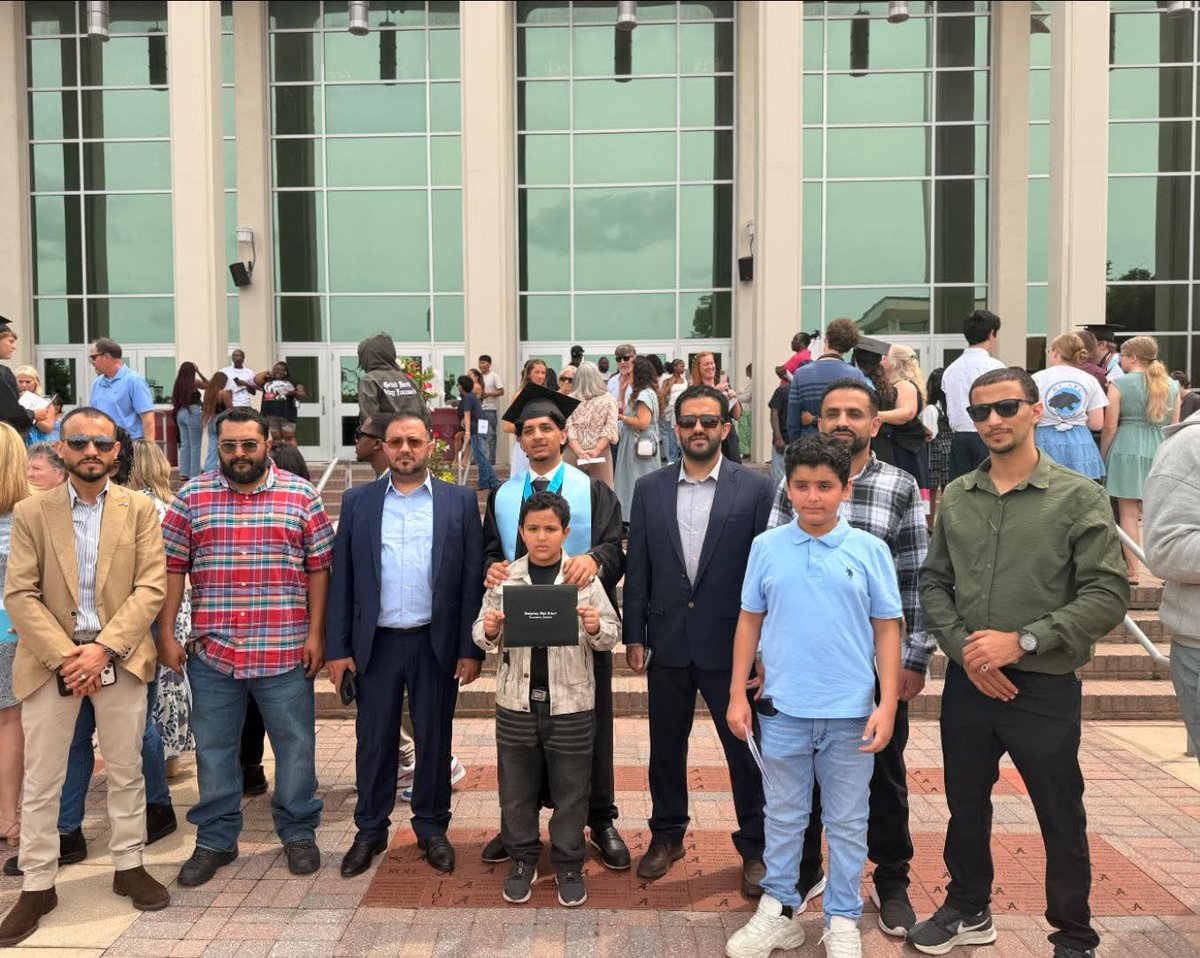 ABULOUJAIN1997's tweet photo. ألف مبروك لأبن العم أحمد عبدالوهاب فاضلAhmed Fadhel
 التخرّج من الثانوية. وعقبال الدراسات العليا والمراتب المشرّفة. نسأل الله له التوفيق والنجاح في حياته القادمة، ومنها للأعلى دائمًا.
#آل_فاضل https://t.co/4pgZNnwJAO