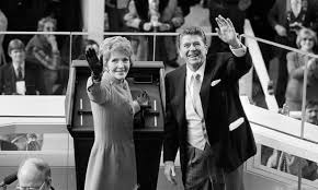 gusipati19's tweet photo. Recordando al presidente número 40 de EEUU ... El 25 de diciembre de 1983, Ronald y Nancy Reagan rompieron discretamente el protocolo presidencial de la manera más hermosa imaginable. Antes del amanecer, a las 6 de la mañana, se escabulleron de la Casa Blanca sin fanfarrias, condujeron ellos mismos hasta un pequeño asilo en las afueras de Virginia y pasaron la mañana sirviendo el desayuno a residentes ancianos que no tenían familia que los visitara en Navidad. Nancy se paró frente a la plancha volteando panqueques, mientras Ronnie se sentó junto a una mujer de 90 años con demencia que no dejaba de llamarlo “hijo”. Él nunca la corrigió. Simplemente le tomó la mano y le susurró: “Estoy aquí, mamá. Estoy aquí”. Nancy horneaba galletas ella misma para repartir a los que no tenían como disfrutar de la navidad. En una Navidad, Reagan pasó cuarenta y cinco minutos sentado junto a un veterano moribundo de la Guerra de Corea, tomándole la mano y rezando en silencio para que no tuviera que dejar este mundo solo.@NTN24 #ULTIMAHORA