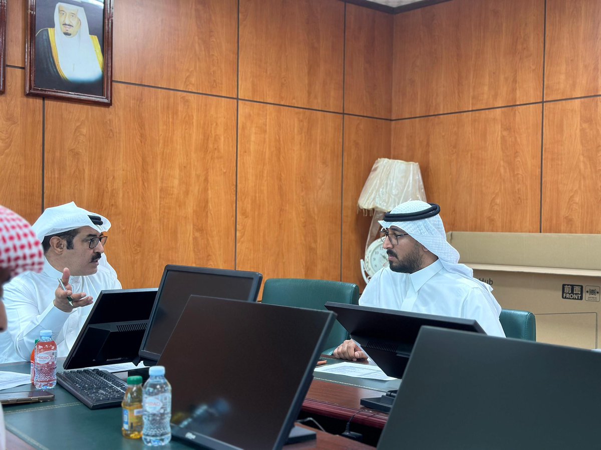 abuajramUN's tweet photo. استقبل رئيس بلدية #أبو_عجرم م/ شالح بن ساير الشمري بمكتبه اليوم، مستشار وكيل الأمين الأستاذ عبدالرحمن العيسى؛ لمناقشة ملف "تنمية الإيرادات".
استعرض الاجتماع التحديات التي تواجه البلدية، وبحث الحلول والآليات الكفيلة بتعزيز الكفاءة المالية والاستثمارية.
#بلدية_أبو_عجرم https://t.co/i22qvVS1Yd