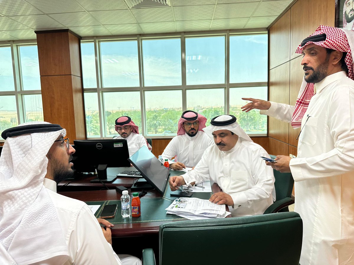 abuajramUN's tweet photo. استقبل رئيس بلدية #أبو_عجرم م/ شالح بن ساير الشمري بمكتبه اليوم، مستشار وكيل الأمين الأستاذ عبدالرحمن العيسى؛ لمناقشة ملف "تنمية الإيرادات".
استعرض الاجتماع التحديات التي تواجه البلدية، وبحث الحلول والآليات الكفيلة بتعزيز الكفاءة المالية والاستثمارية.
#بلدية_أبو_عجرم https://t.co/i22qvVS1Yd