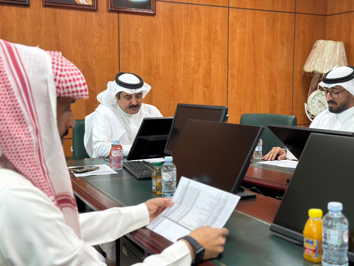 abuajramUN's tweet photo. استقبل رئيس بلدية #أبو_عجرم م/ شالح بن ساير الشمري بمكتبه اليوم، مستشار وكيل الأمين الأستاذ عبدالرحمن العيسى؛ لمناقشة ملف "تنمية الإيرادات".
استعرض الاجتماع التحديات التي تواجه البلدية، وبحث الحلول والآليات الكفيلة بتعزيز الكفاءة المالية والاستثمارية.
#بلدية_أبو_عجرم https://t.co/i22qvVS1Yd