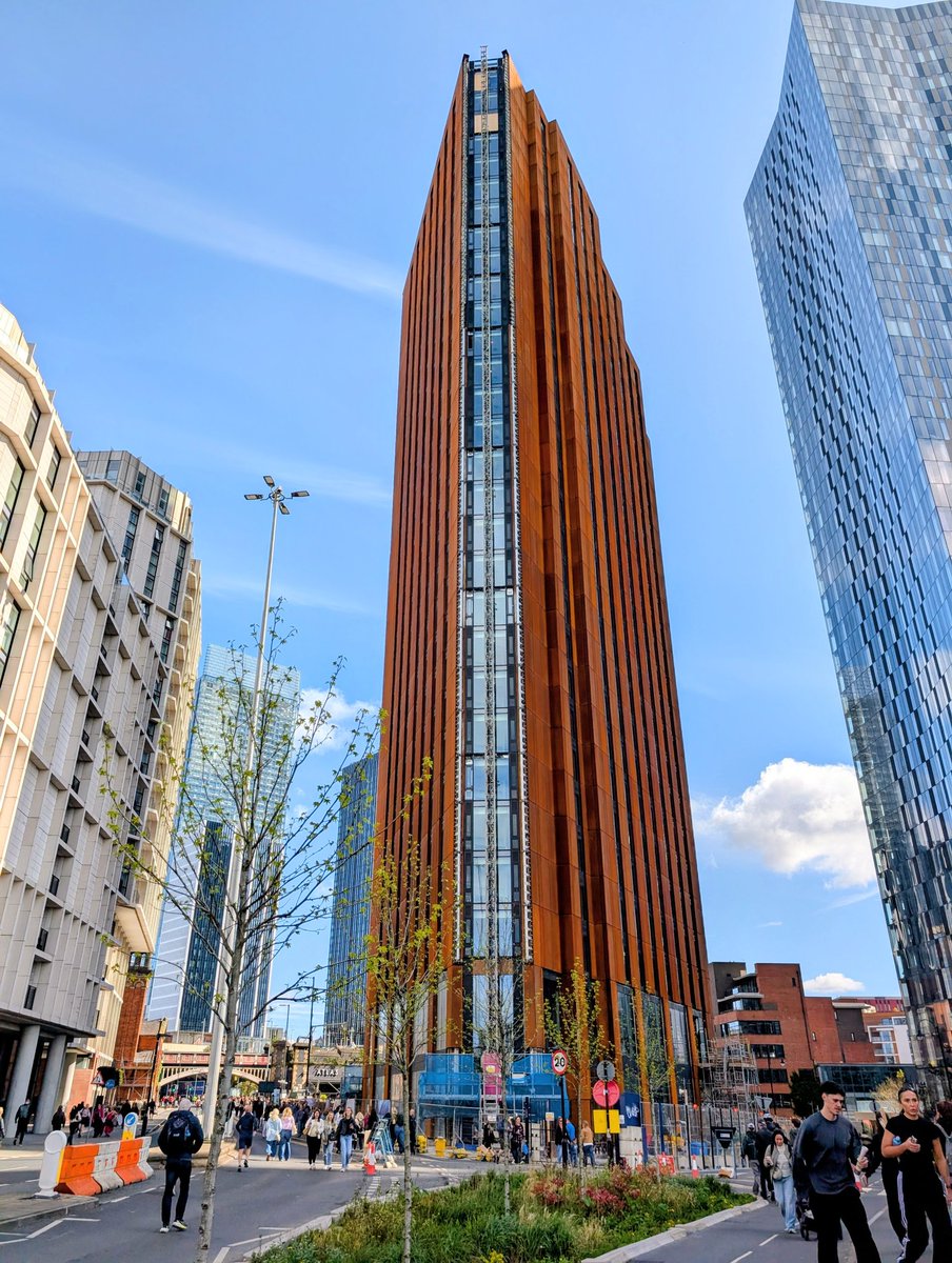 ozor_cc's tweet photo. Compared to 2010, Manchester is richer, denser, taller, more international, and has greater economic clout in 2026. From a thriving industrial city, it has developed into a significant metropolitan hub in Europe. https://t.co/efoLpQZFKk