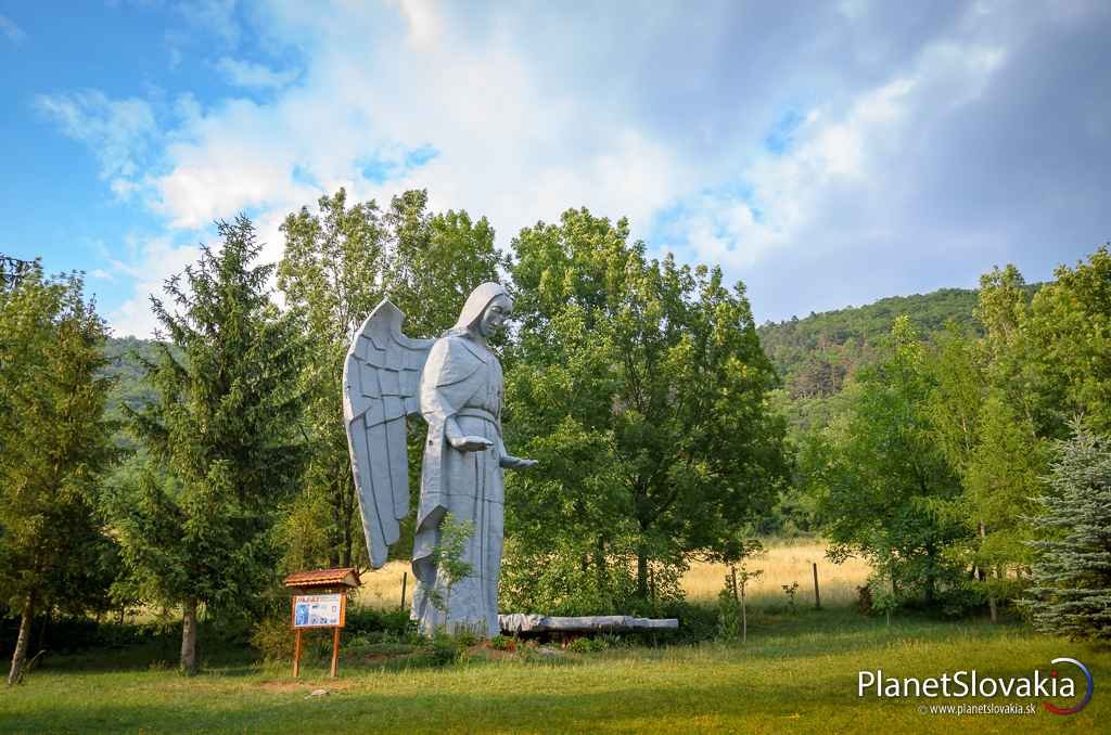 slovensky-kras.eu/info/kam-za-pa…
Nemusíte až do Hája, sú v podstate skoro od LC po KS - ale ak chcete vidieť aj Anjela z filmu Za nepriateľskou líniou...