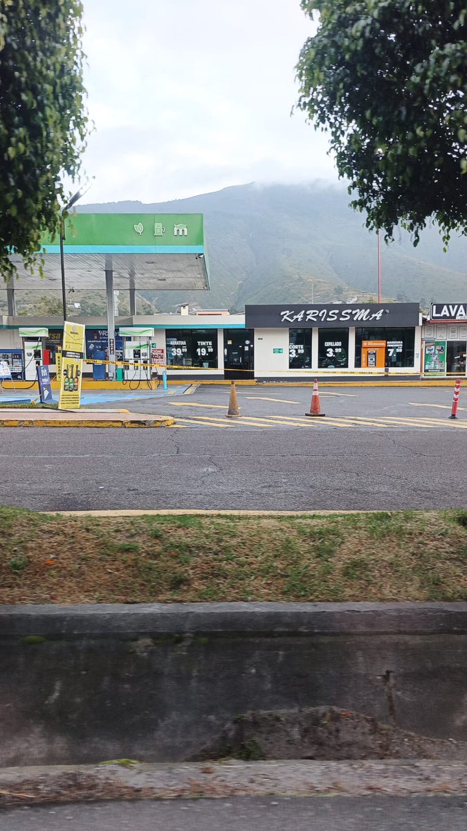 fabriciovelav's tweet photo. En el comentario de hoy en A Primera Hora advertía que alguien miente, porque el Gobierno la víspera hablaba de especulación como antesala al aumento del precio de las gasolinas, mientras los comercializadores insistían en que no estaban recibiendo combustible y por eso la escasez.

Bueno, hoy, con nuevo precio (14 centavos más por galón de Diésel, Extra y Ecopais, y 21 centavos el precio sugerido de la Súper), los problemas continúan.

Se mantienen las filas en las gasolineras que tienen combustible, en otras no hay Extra, y en otras no tienen nada y permanecen cerradas.

Es decir, la situación NO es normal, y a esta hora es claro que las gasolineras no cuentan con stock para abastecer la demanda.

El Gobierno, con absoluta honestidad, debe explicar qué está pasando. Vale la pena recordar que el viernes la ARCH admitió que había retrasos en el transporte de combustibles.

¿Van a seguir negando que hay desbastecimiento?