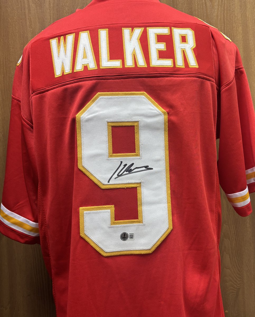 ShopMOSports's tweet photo. Thank you to everyone for coming out to ADA for the Kenneth Walker signing on Saturday. We had a great crowd. We still have a few items for sale if you were unable to attend and would like to purchase something.

Buy items here
https://t.co/kIc1UMZOpK https://t.co/bbVlklVrPm
