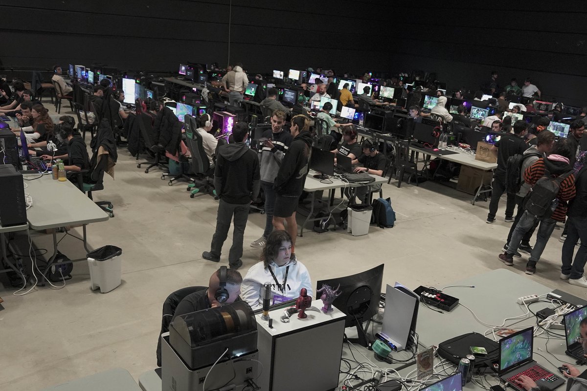 Gamesportselect's tweet photo. Quantes ganes teniu de LAN Party Lleida Vol.5? 🎮🔥

Nosaltres ja estem comptant els dies… i per anar escalfant motors, aquestes setmanes us anirem compartint imatges d’edicions anteriors. Moments, tornejos, setups, retrobaments i molt gaming! ⚡

En 30 dies ens retrobem al Nastasi Hotel per viure una nova edició de la LAN Party de Lleida.

Prepareu el setup… que això ja s’acosta! 👾