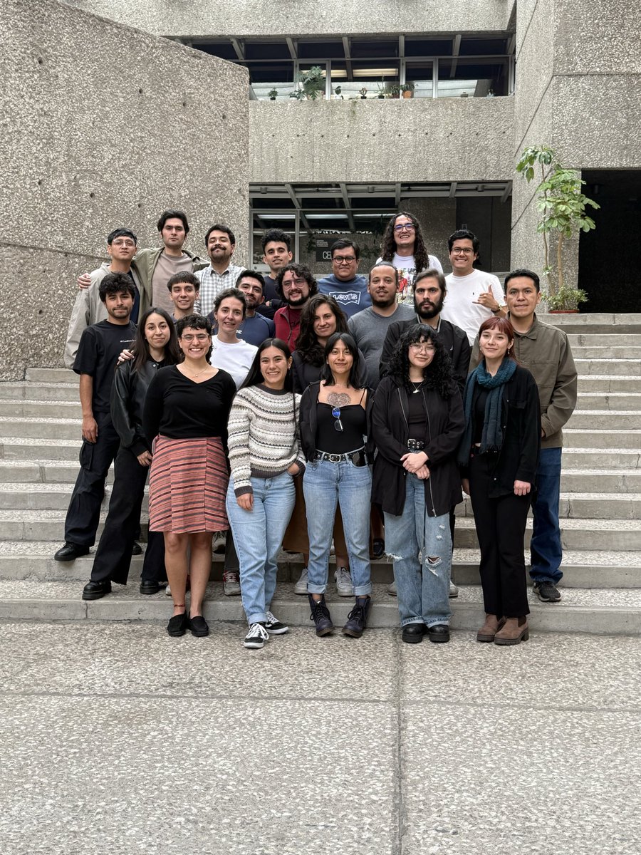 cinMichel's tweet photo. En medio de un mundo tan caótico y en crisis, la alegría y el orgullo que me dejan mis estudiantes del @CES_COLMEX al terminar este curso se siente casi surreal🥹🫰🏼 ¡Gracias por tanto aprendizaje compartido! https://t.co/Eb54pB2Ykw