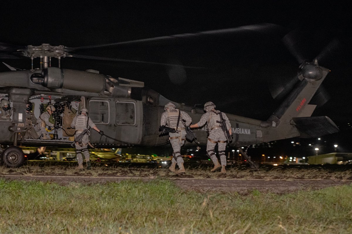 FuerzaAereaCol's tweet photo. #FotoDelDía |En cumplimiento de su misión, los rescatistas de personal de la #FuerzaAeroespacial🇨🇴🇨🇴 operan en todo el territorio nacional con disciplina y precisión, salvando vidas y contribuyendo a la protección de la población.

#CACOM5
#ProtegemosLaVida
#AdAstra🚀 https://t.co/ghffCu8gNk