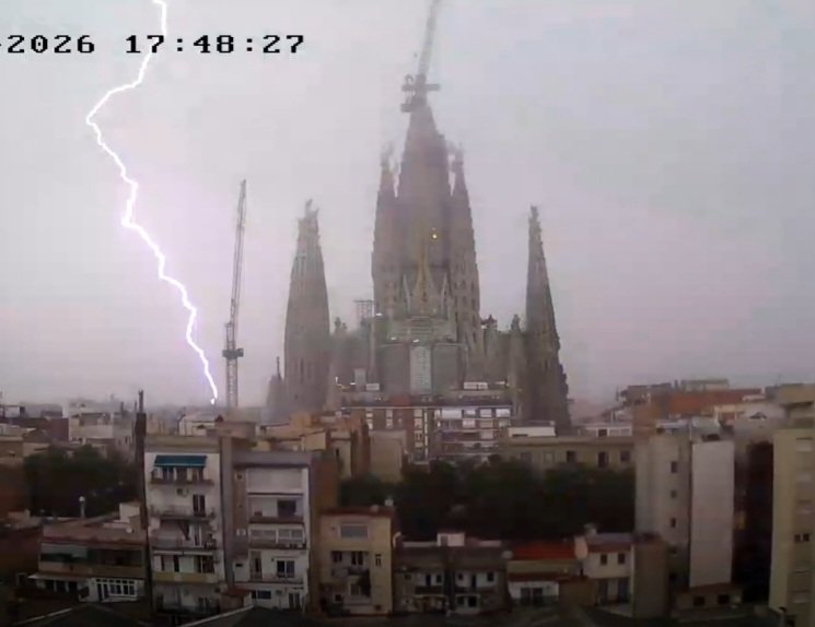 SeguimlaMeteo's tweet photo. La Sagrada Família sota la tempesta de fa una estona. Webcam via https://t.co/PiDBXTOi1x https://t.co/z8jmhcGUsl