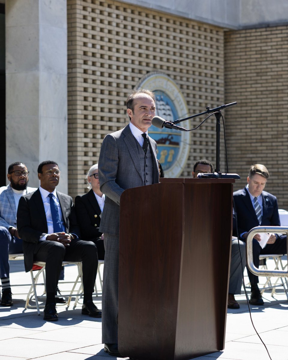 NorfolkVA's tweet photo. Today, the @NorfolkPD and City of Norfolk paused to reflect on the service and sacrifice of our fallen officers during our annual Peace Officers’ Memorial Ceremony. 🌹

Mayor @KennyAlexander proclaimed the week of May 11 - 17 as Police Week and today as Peace Officers' Memorial Day in the City of Norfolk.

@NorfolkCWA Ramin Fatehi delivered a message to hold these families in our hearts who have lost their loved ones protecting our city as well as those who continue to serve today.