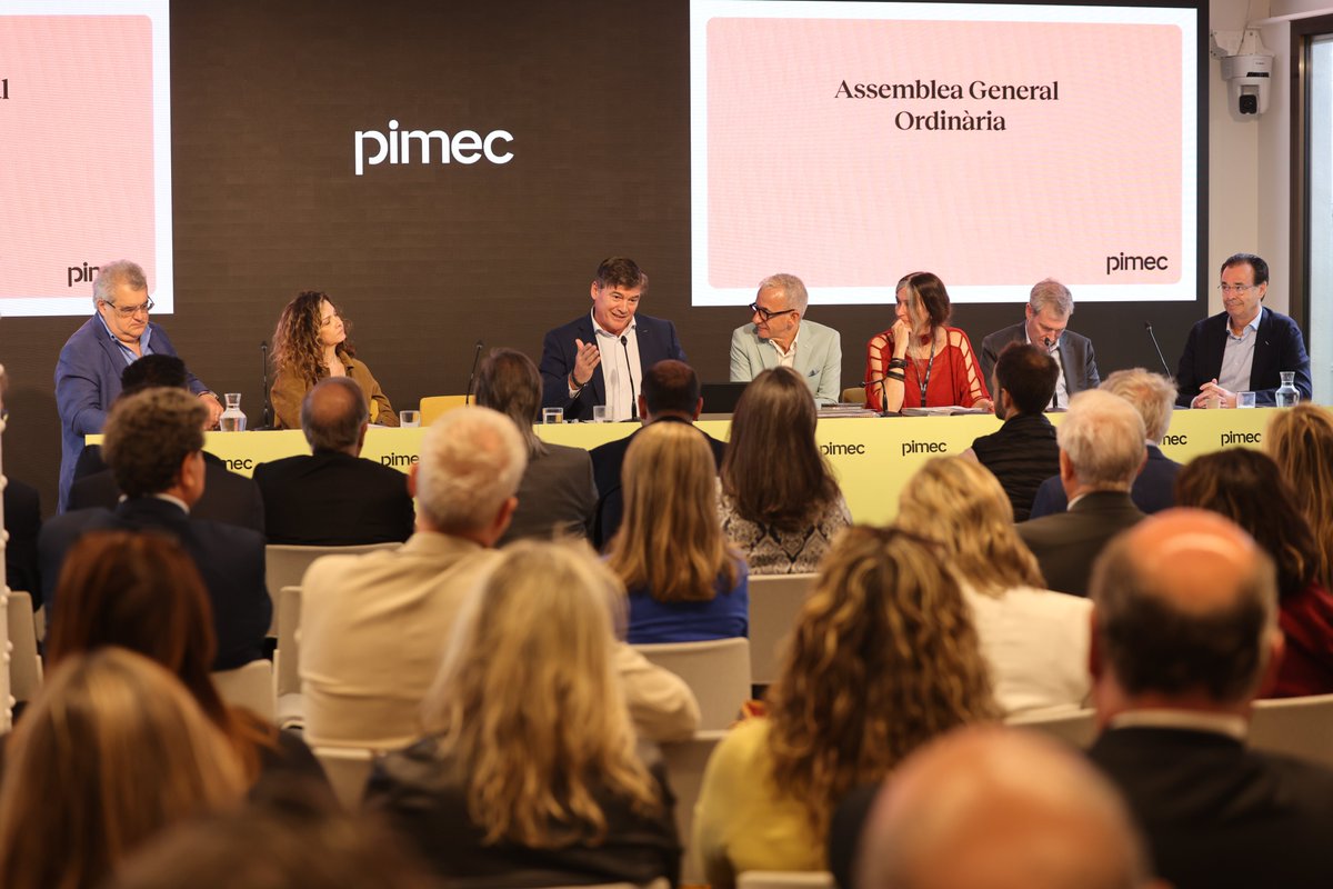 AntoniCanete's tweet photo. El 2025 ha estat per @Pimec un any de resultats positius, de consolidació del creixement de la base associativa i d’assoliment de grans fites.

Ho hem explicat en el marc de l’Assemblea General de l’entitat, on també hem anunciat la creació d’un monument a Barcelona per reconèixer el paper de les pimes i emprenedors.

Gràcies, conseller @AlbertDalmau, per haver-nos acompanyat en la cloenda de l'Assemblea.

#FemGransLesPimes