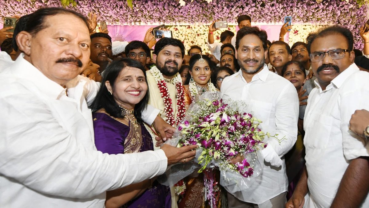 anjireddy_dodda's tweet photo. అనంతపురం జిల్లా పామిడిలో వైయస్‌ఆర్‌‌సీపీ ఎమ్మెల్సీ డాక్టర్‌ మధుసూదన్ గారి కుమారుడు, అనంతపురం ఏడీసీసీ బ్యాంక్‌ మాజీ ఛైర్మన్‌ ఎం.వీరాంజనేయులు గారి కుమార్తె వివాహ రిసెప్షన్‌కు హాజరై.. నూతన వధూవరులు లిఖిత, చైతన్యమిత్రలను ఆశీర్వదించిన వైయస్ జగన్ గారు.

#YSJaganInAnantapur https://t.co/n7Tw5J05Rr