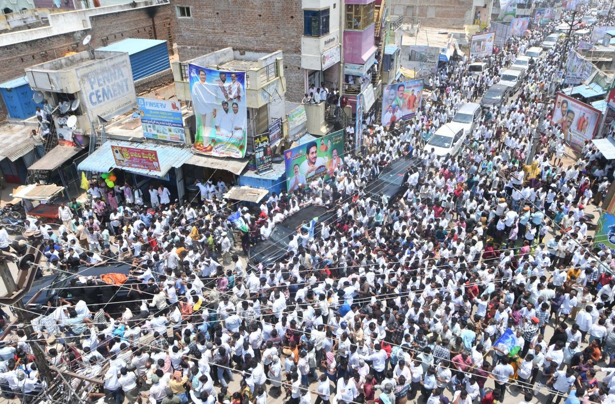 anjireddy_dodda's tweet photo. అనంతపురం జిల్లా పామిడిలో వైయస్‌ఆర్‌‌సీపీ ఎమ్మెల్సీ డాక్టర్‌ మధుసూదన్ గారి కుమారుడు, అనంతపురం ఏడీసీసీ బ్యాంక్‌ మాజీ ఛైర్మన్‌ ఎం.వీరాంజనేయులు గారి కుమార్తె వివాహ రిసెప్షన్‌కు హాజరై.. నూతన వధూవరులు లిఖిత, చైతన్యమిత్రలను ఆశీర్వదించిన వైయస్ జగన్ గారు.

#YSJaganInAnantapur https://t.co/n7Tw5J05Rr