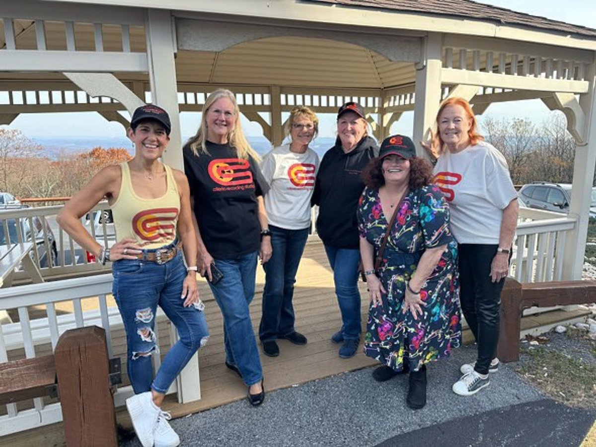 CriteriaMiami's tweet photo. #tshirttuesday
Some members of the @beegees (& Criteria) fan crew captured in the wild.
Thanks for the picture @thehealthy_traveler !
.
.
.
#merch #criteriashirt #recordingstudio #respecttheroom https://t.co/2QjGNyKS3o