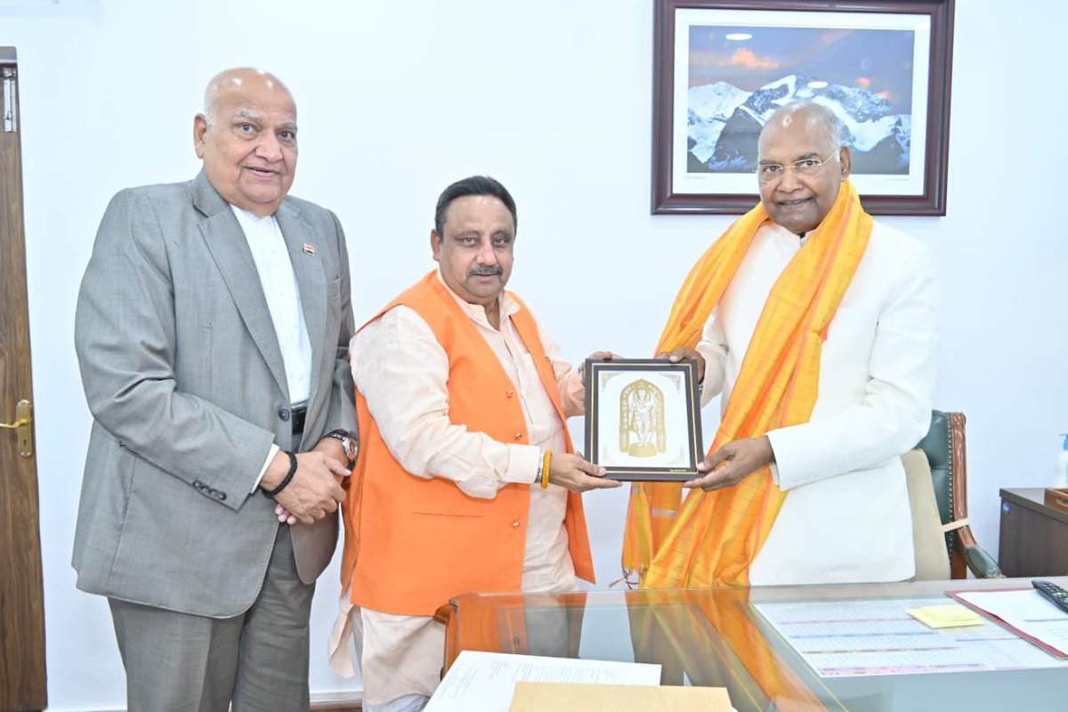 PKhandelwal_MP's tweet photo. आज भारत के पूर्व राष्ट्रपति माननीय श्री रामनाथ कोविंद जी से आत्मीय भेंट कर आगामी भारतीय व्यापार महोत्सव 2026 के संबंध में विस्तृत चर्चा की।

माननीय कोविंद जी को 12 से 15 अगस्त 2026 तक दिल्ली के भारत मंडपम में आयोजित होने वाले इस महत्त्वपूर्ण आयोजन की रूपरेखा, उद्देश्य और देश के व्यापारियों, MSMEs, स्टार्टअप्स, कारीगरों एवं स्वदेशी उत्पादों को वैश्विक मंच देने के संकल्प से अवगत कराया।

उनका मार्गदर्शन और आशीर्वाद इस अभियान को और अधिक शक्ति प्रदान करता है।

@ramnathkovind