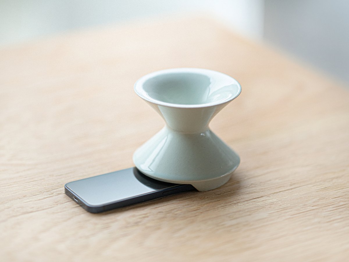 yankodesign's tweet photo. This Ceramic Vase Is Actually a Phone Speaker That Needs No Power https://t.co/6RIgTdymox https://t.co/wlMfrpR601