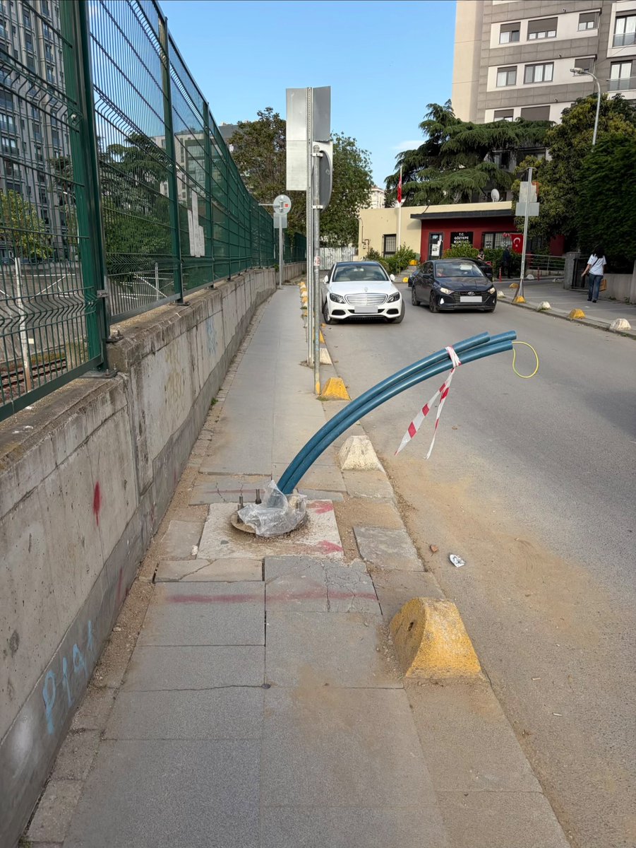 ahmetgeymen's tweet photo. Bunu buraya yerleştirirken ne düşünülüyordu acaba?

Elektrik direği için ise kaldırım yeterince geniş değil. Kaldırım genişletme çalışmasına dair bir hazırlık da görünmüyor.

Konum: Göztepe mahallesi muhtarlığı önü, Kadıköy

@kadikoybelediye  
@ayedasdestek https://t.co/TwYe9gkVvO