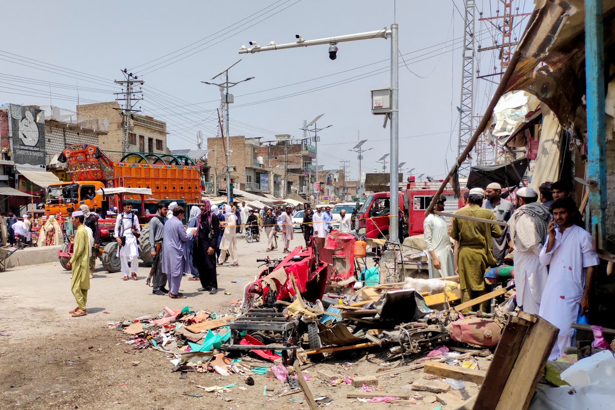 PAKISTAN: Esplosione in un mercato nel distretto di Lakki Marwat nella provincia di Khyber Pakhtunkhwa: 9 morti tra cui due agenti della polizia e 33 feriti