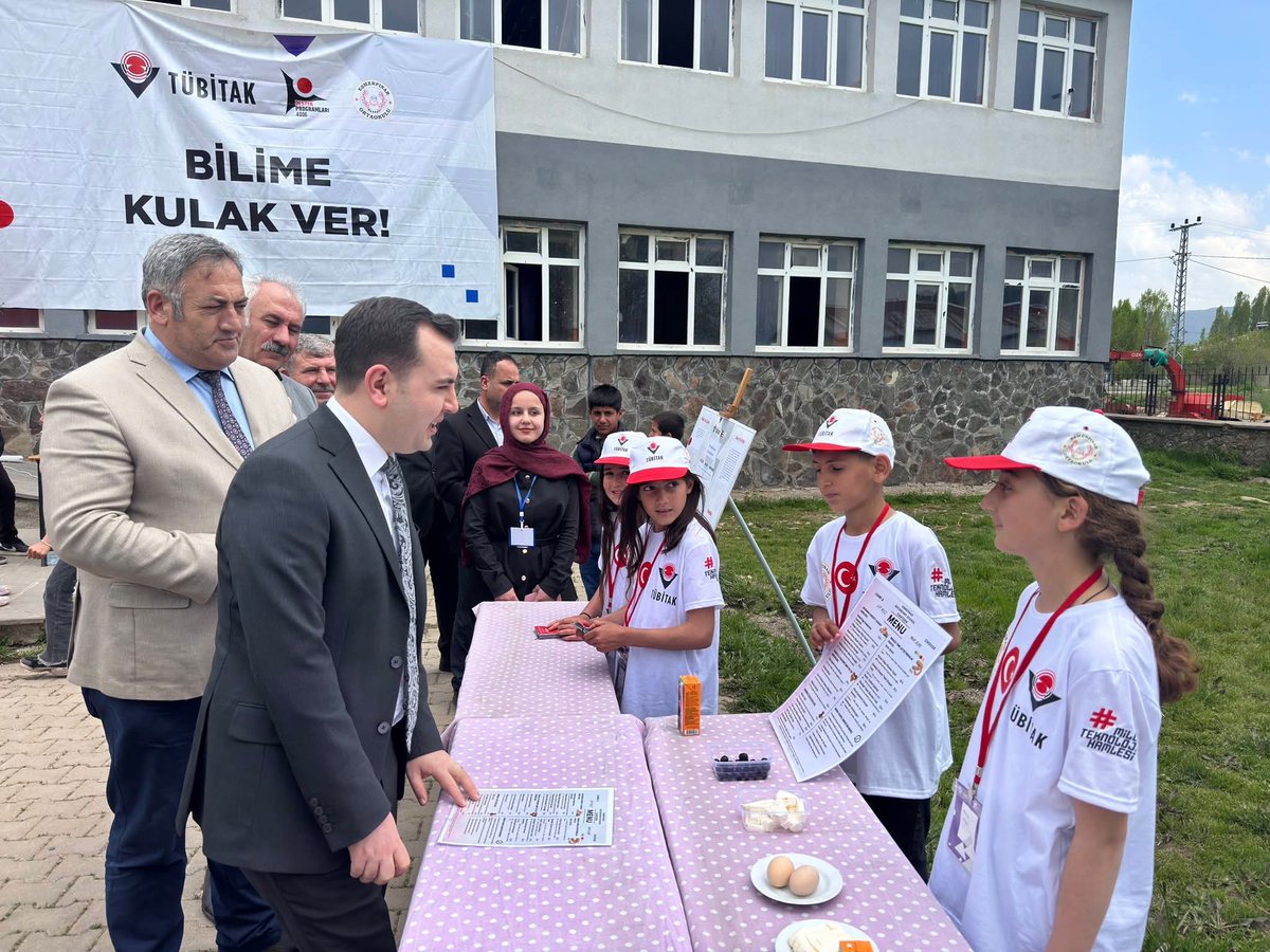 HaskoyMem's tweet photo. Kaymakamımız Sayın İsmail GÜNEY, Eşmepınar Ortaokulu öğrencilerimizin yıl boyunca hazırladığı bilimsel proje çalışmalarının sergilendiği “TÜBİTAK 4006 Bilim Fuarı”nı ziyaret ederek öğrencilerimiz ve öğretmenlerimizle bir araya geldi.

@tcmeb @haskoykymkmligi
@bozyel_necdet https://t.co/oNZ1sRQTTu