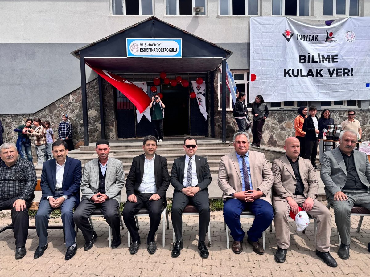 HaskoyMem's tweet photo. Kaymakamımız Sayın İsmail GÜNEY, Eşmepınar Ortaokulu öğrencilerimizin yıl boyunca hazırladığı bilimsel proje çalışmalarının sergilendiği “TÜBİTAK 4006 Bilim Fuarı”nı ziyaret ederek öğrencilerimiz ve öğretmenlerimizle bir araya geldi.

@tcmeb @haskoykymkmligi
@bozyel_necdet https://t.co/oNZ1sRQTTu