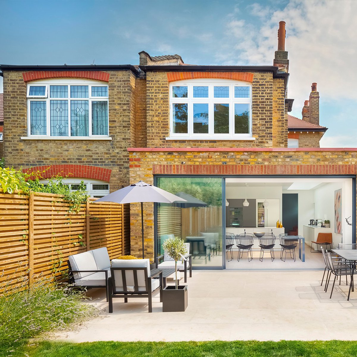 Jacksonsfencing's tweet photo. Modern fencing is more than a boundary. 

From sleek slatted designs to solar innovation, the right choice can elevate your whole garden.

Discover five future‑focused fencing ideas in our blog: https://t.co/X7uDvUUmKk https://t.co/CJIOLyRNTp