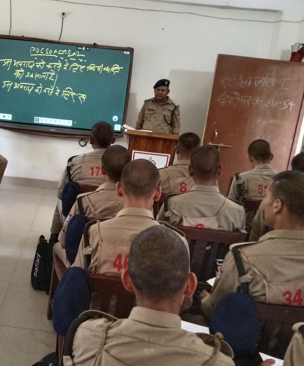 31Bnpac's tweet photo. 31वीं वाहिनी पीएसी प्रशिक्षण केन्द्र में प्रचलित 09 माह के रिक्रूट आरक्षी प्रशिक्षण के दौरान दिनांक 12-05-2026 को श्री देवेंद्र पींचा, आईपीएस, सेनानायक 31 वी वाहिनी पीएसी द्वारा रिक्रूट आरक्षियों को अनुशासन और तकनीकी ज्ञान के साथ-साथ विधिक (Law) के संबंध में जानकारी प्रदान की। https://t.co/TOTk2fVYP7